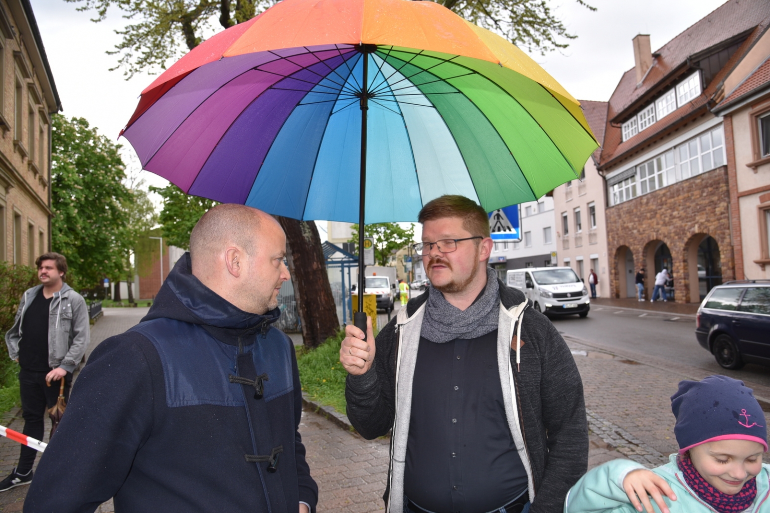 Zu Beginn waren die Mienen noch skeptisch und die Regenschirme aufgespannt. Hier Bürgermeister Pascal Seidel mit Pfarrer Tobias Habicht.