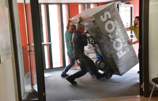 Ein FOTOFIX Automat wird ins Rathaus transportiert.