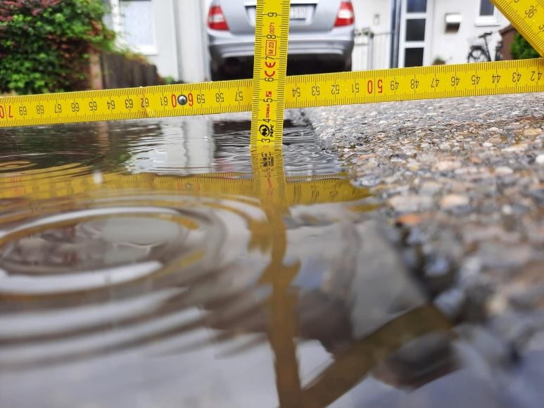 Straßeneinbruch, in dem sich Wasser gesammelt hat