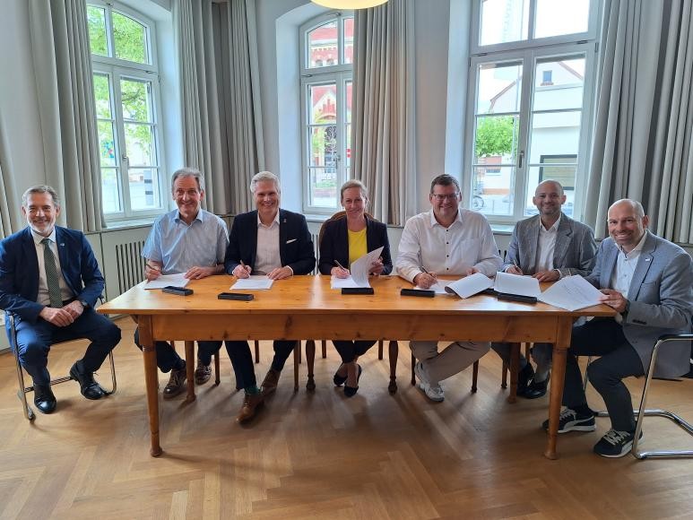 Sie besiegelten mit ihren Unterschriften den Betriebsführungsvertrag: (von links) Dr. Hansjörg Roll (Vorstand Technik der MVV), Dr. Ralf Göck (Bürgermeister Gemeinde Brühl), Matthias Steffan, (Oberbürgermeister Stadt Schwetzingen), Isabelle John (Leiterin Entwicklung und Vertrieb, Prokuristin der MVV), Nils Drescher (Bürgermeister Gemeinde Plankstadt), Pascal Seidel (Bürgermeister Gemeinde Oftersheim) und Timo Wangler (Bürgermeister Gemeinde Ketsch).