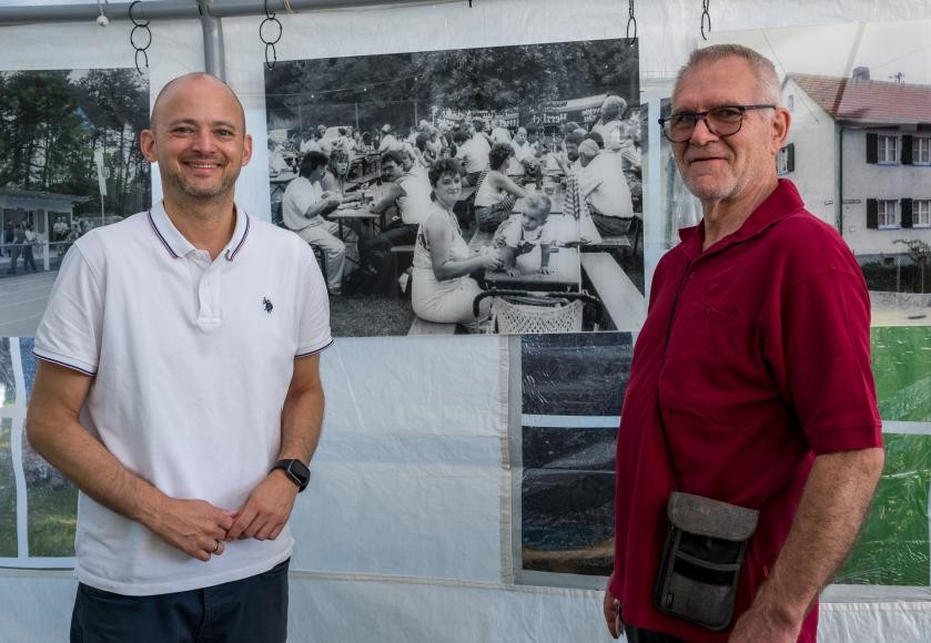 Bürgermeister Pascal Seidel und Harry Schreiner von der Siedlergemeinschaft vor einem Bild der Ausstellung.