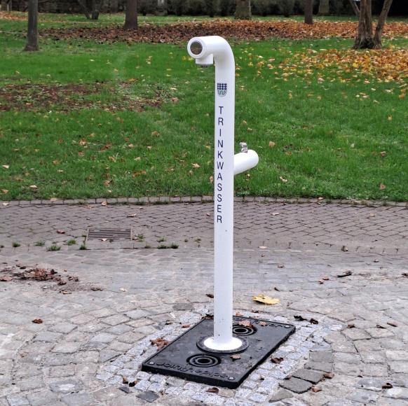 Am Trinkwasserbrunnen im Gemeindepark kann wieder gezapft werden