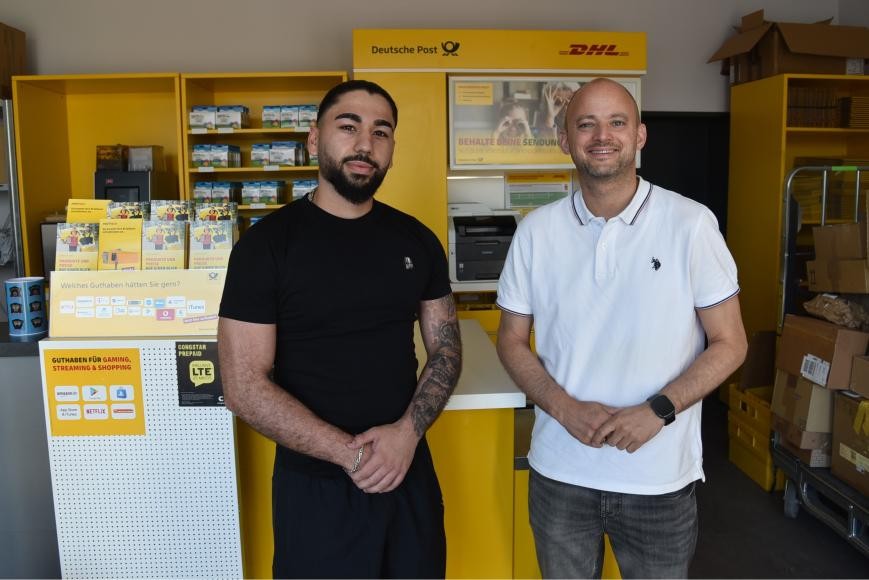 Bürgermeister Pascal Seidel begrüßt den Inhaber der neuen Postagentur, Emre Yildiz.