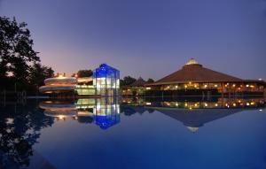 bellamar bellamar - Ansicht bei Nacht, Freibad und Hallenbad