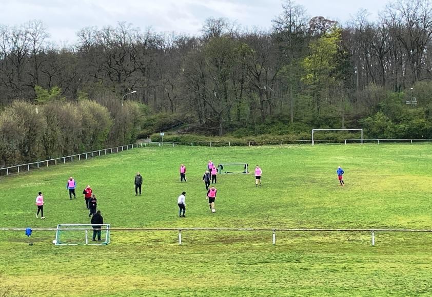 Gemeindesportplatz - Privatmannschaft beim Fußballspielen