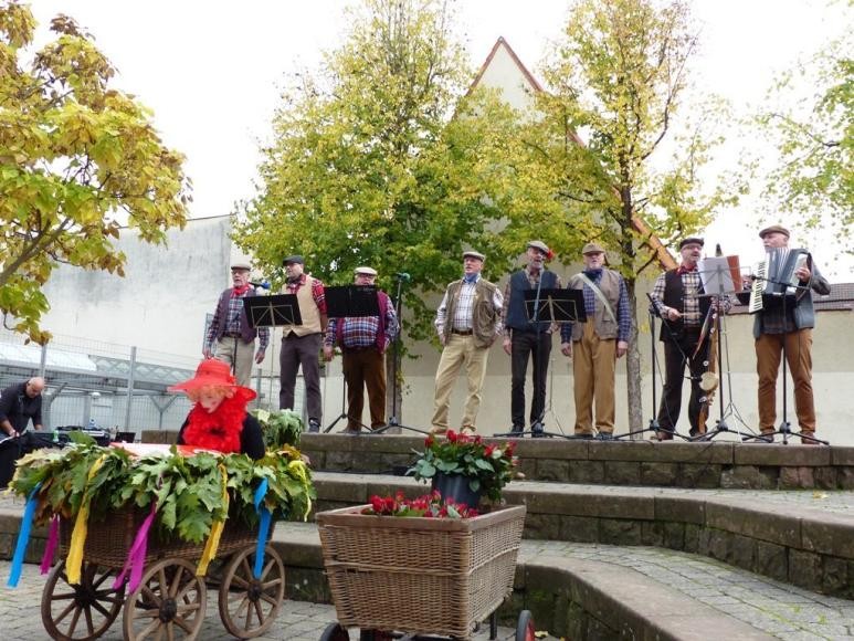 Die Kerweborscht singen ihre Lieder auf dem Schulhof.