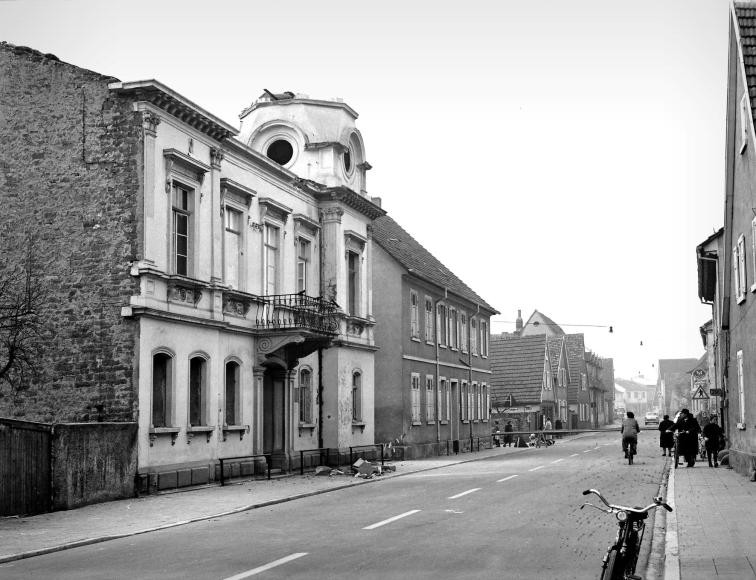 Abriss des alten Rathauses Anfang 1964. Rechts daneben das alte evangelische Schulhaus, das ein Jahr später dem Rathausvorplatz weichen musste.