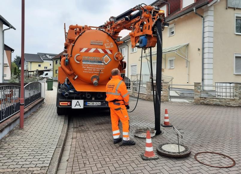 Das Arbeitsfahrzeug bei der Reinigung aktuell in Oftersheim. 