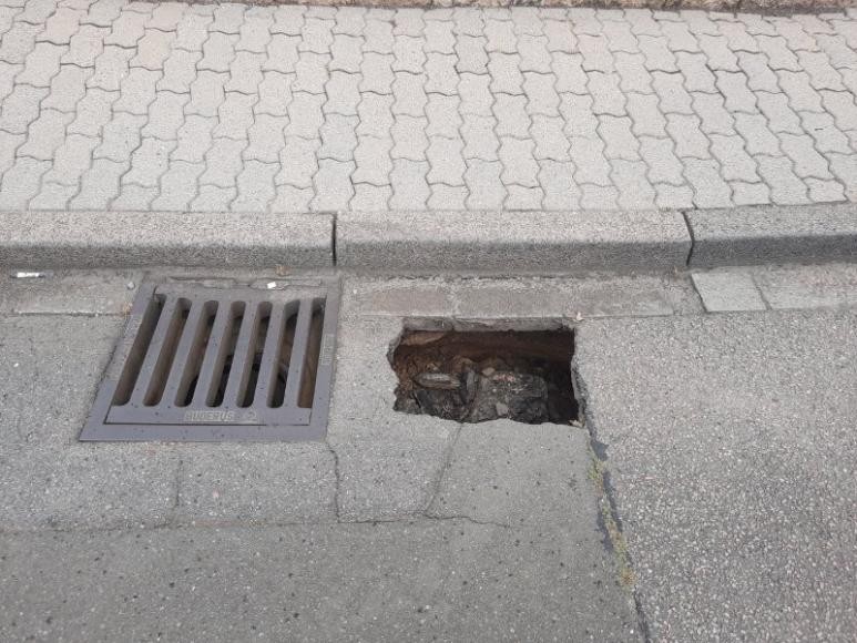 Bild des Straßeneinbruchs der Bumenstraße in Höhe Hausnummer 4