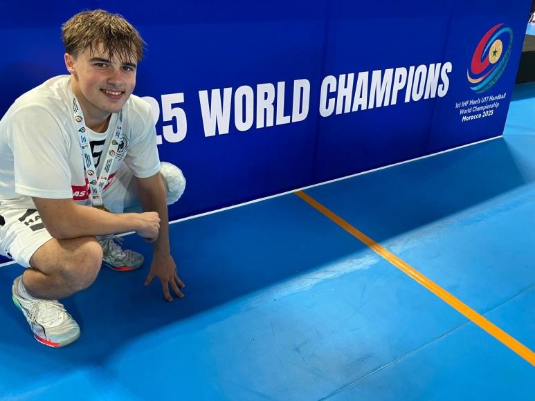 Tim Löhr vor einem Banner mit der Aufschrift World Champions. Bild: Holger Löhr Tim Löhr vor einem Banner mit der Aufschrift World Champions. Bild: Holger Löhr