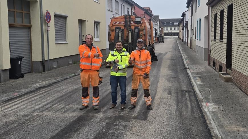 Foto vlnr: Kevin Wascher (Fa. Reimold), Alexander Kulagin (Bauamt), Michael Müller (Fa. Reimold). Sie stehen in der fertigen Wilhelmstraße. Foto vlnr: Kevin Wascher (Fa. Reimold), Alexander Kulagin (Bauamt), Michael Müller (Fa. Reimold). Sie stehen in der fertigen Wilhelmstraße.