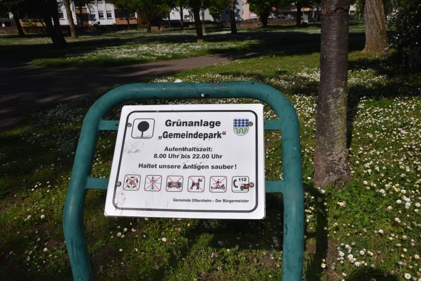 Hinweisschild im Gemeindepark für Nutzer*innen
