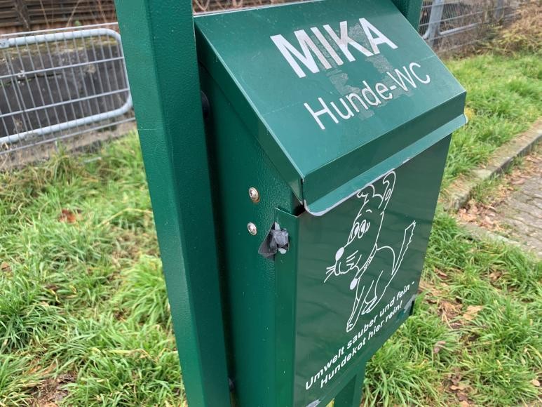 Eines der Hundeklos, die in Oftersheim zu finden sind. Eines der Hundeklos, die in Oftersheim zu finden sind.