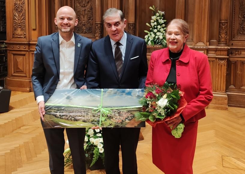 Bürgermeister Pascal Seidel, Romani Rose mit Ehefrau Carmen