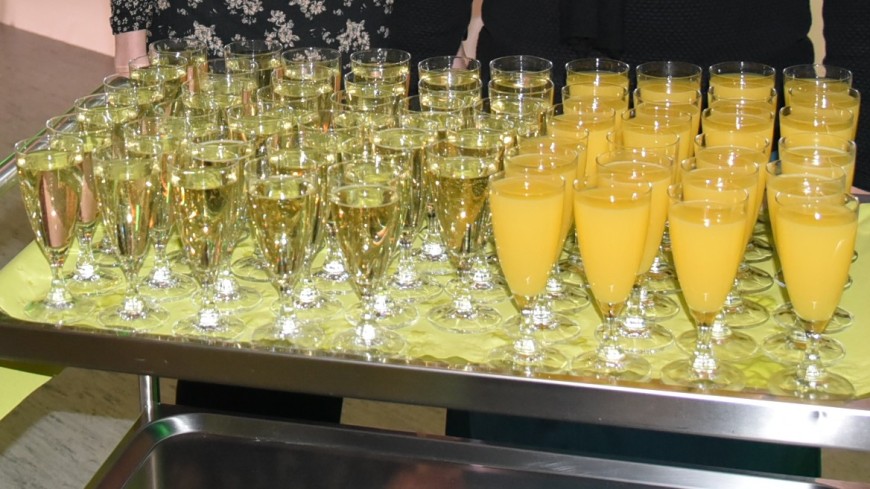 Ein Servierwagen mit gefüllten Sektgläsern