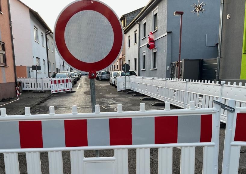 Die abgesperrte Straße Die abgesperrte Straße