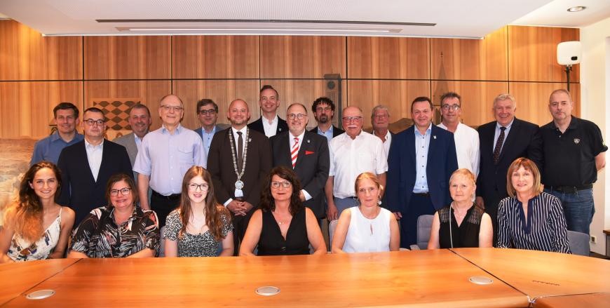 Der aktuelle Gemeinderat am Ratstisch (ohne Carmen Kurz-Ketterer)