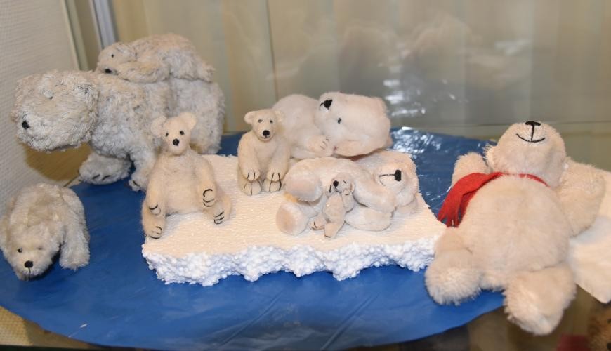 Selbstgemachte Eisbären in der Vitrine