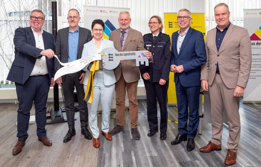 Gute Stimmung bei der symbolischen Schlüsselübergabe (von links): Marco Grübbel, Leiter des Amtes Vermögen und Bau Baden-Württemberg Mannheim und Heidelberg, Leitender Oberstaatsanwalt Andreas Herrgen, Justizministerin Marion Gentges, Staatssekretär des Innern Thomas Blenke, Ulrike Schäfer (Polizeipräsidentin des Polizeipräsidiums Mannheim), Landrat Stefan Dallinger und der Heidelberger Oberbürgermeister Prof. Dr. Eckart Würzner.(Quelle: Landratsamt Rhein-Neckar-Kreis)