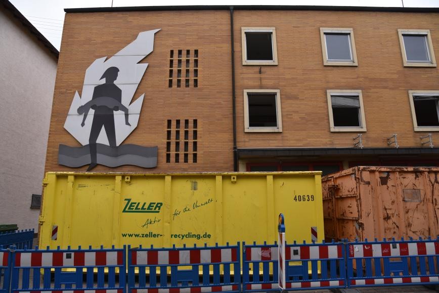 Das alte Feuerwehrhaus mit Container davor