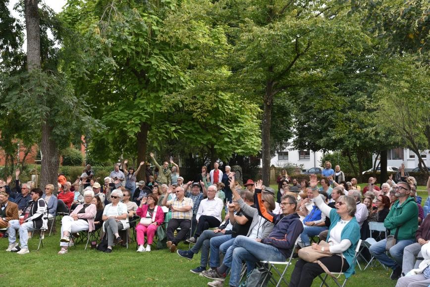 Das Publikum bei einer Musik-im-Park-Veranstaltung 2025.