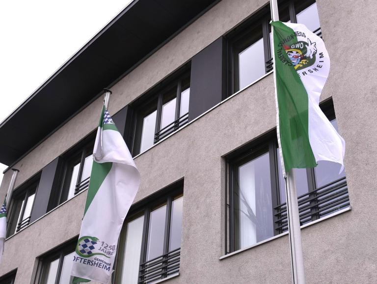 Die Fahne der Grün-Weißen ist am Rathaus gehisst.