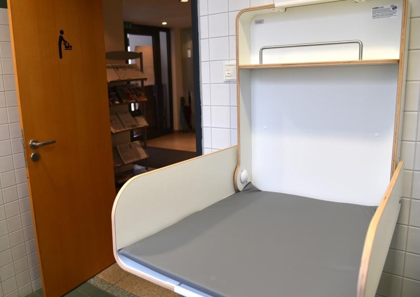 Der ausgeklappte Wickeltisch