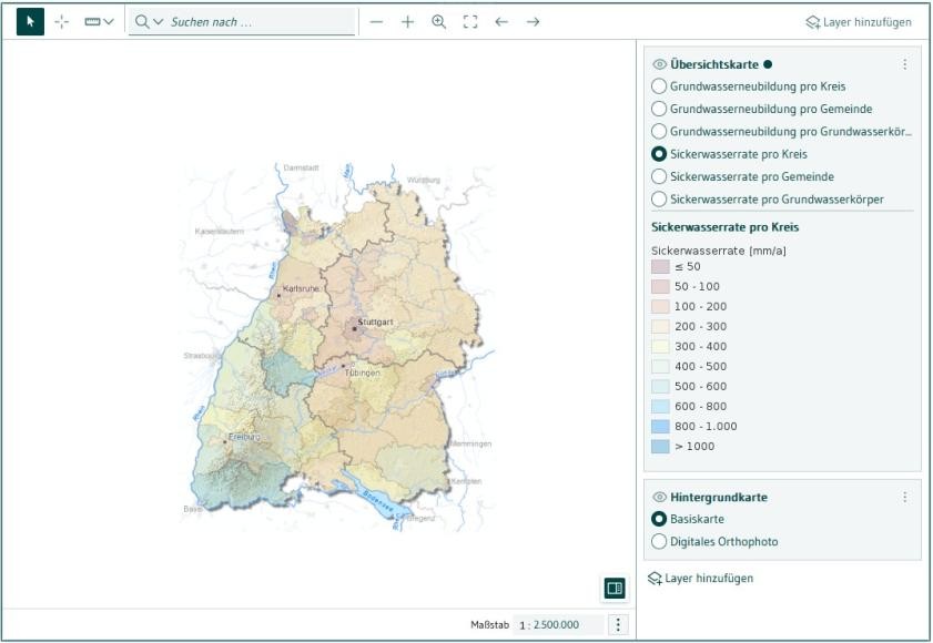    Übersichtliche Gestaltung und neuer Inhalt:  Mittlere Grundwasserneubildung und Sickerwasserrate  Im Daten- und Kartendienst der LUBW wird auf der Unterseite „Grundwasserneubildung“ im Bereich „Karte“ die mittlere Grundwasserneubildung als dreißigjähriges Mittel für den Zeitraum 1991-2020 für die 44 Stadt- und Landkreise dargestellt.  In der Legende kann der Nutzer nun zusätzlich die Sickerwasserrate auswählen und sich für jeden Stadt- und Landkreis den Mittelwert in Millimeter pro Jahr anzeigen lassen.