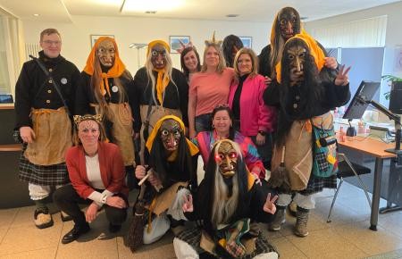 Die Hardtwaldhexen besetzen das Bürgerbüro