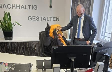 Bürgermeister Seidel muss seinen Amtsstuhl einer Hexe überlassen.