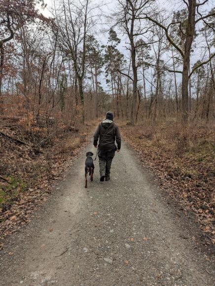 Spaziergängerin mit Hund im Wald. Quelle: des Rhein-Neckar-Kreises