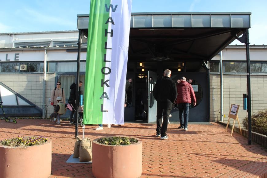 Eingang zum Wahllokal in der Kurpfalzhalle (Archivbild)