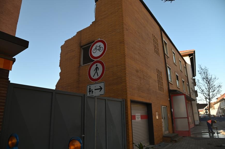 Die Abbrucharbeiten machen sich bemerkbar, das Gebäude ist vom Bagger an angebissen.