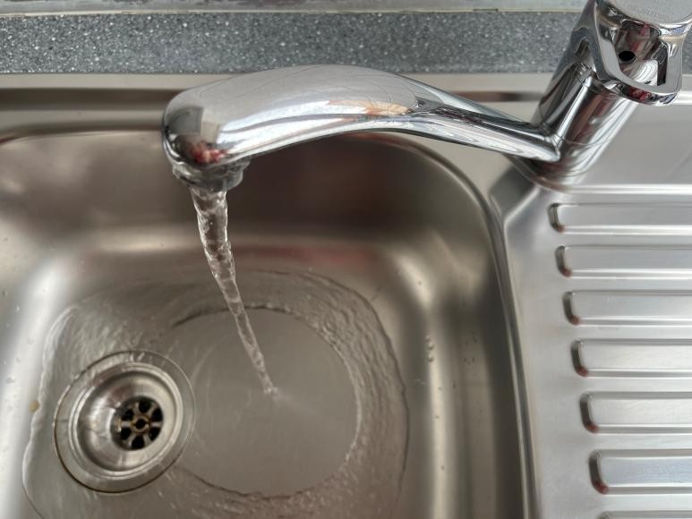 Wasserhahn mit fließendem Wasser (Symbolbild) Wasserhahn mit fließendem Wasser (Symbolbild)