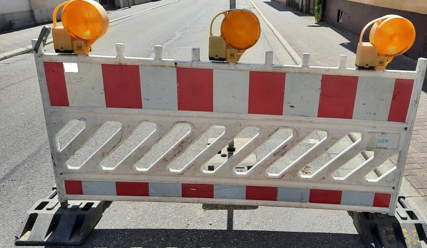 Absperrung auf Straße (Symbolbild)