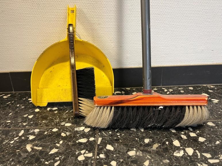 Besen mit Schaufel (Symbolbild)