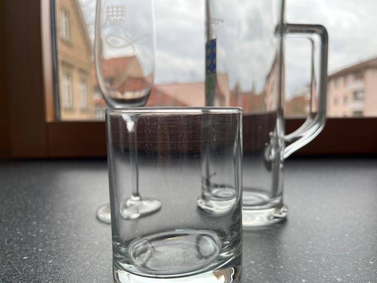 Leere Bier-, Sekt- und Wassergläser (Symbolbild)