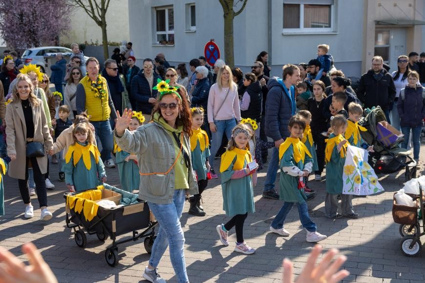 Fröhliche Zugteilnehmer