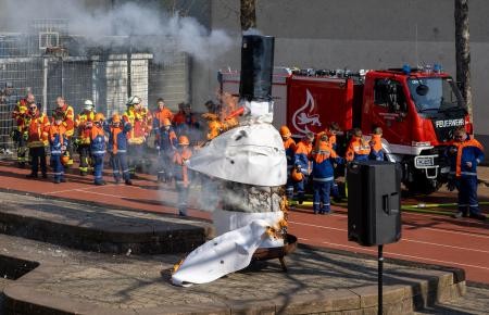 Der Schneemann brannte, der Winter muss weichen.