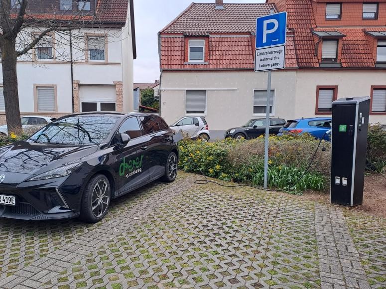 Die neue Ladesäule mit dem deer-Fahrzeug