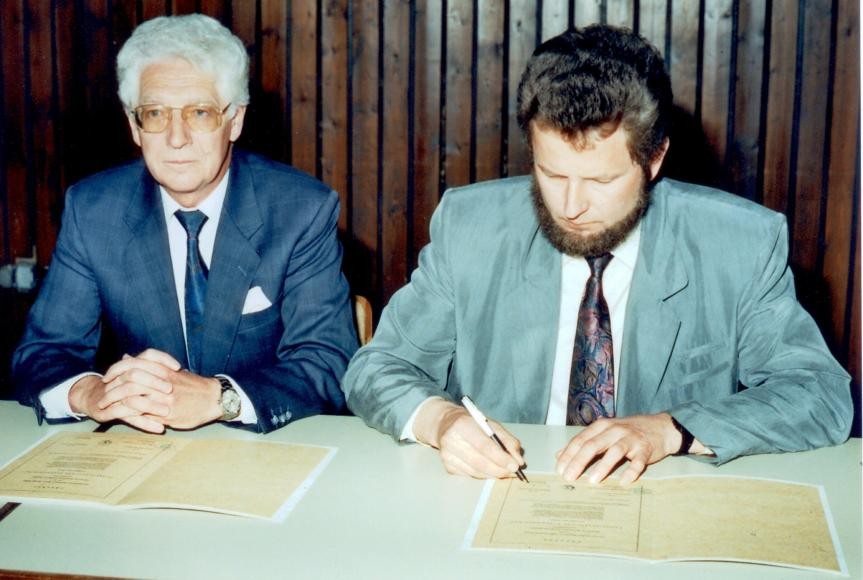 Unterzeichnung der Urkunde im Jahr 1991 Unterzeichnung der Urkunde im Jahr 1991