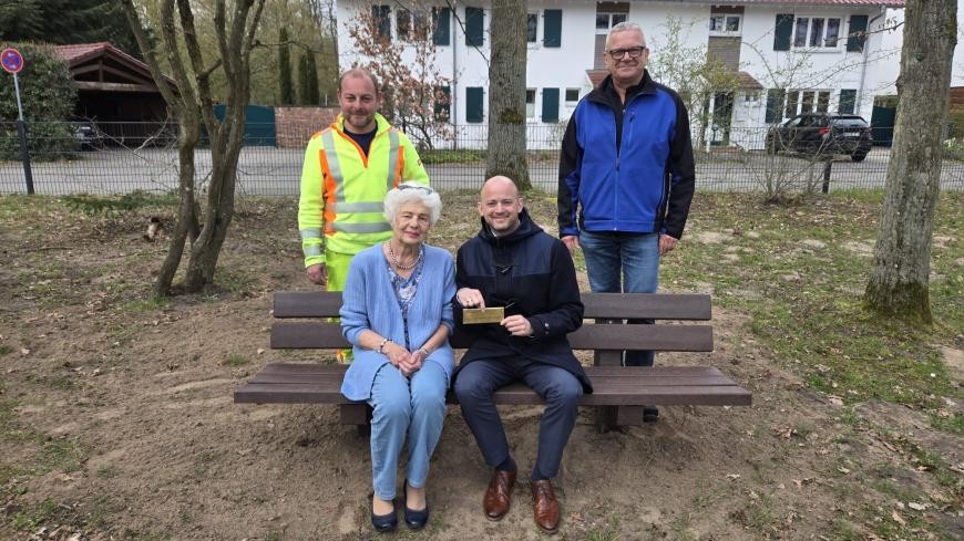 Vorne: Yvonne Wierer, Bürgermeister Pascal Seidel, hinten: Dennis Dilger, Jochen Barisch