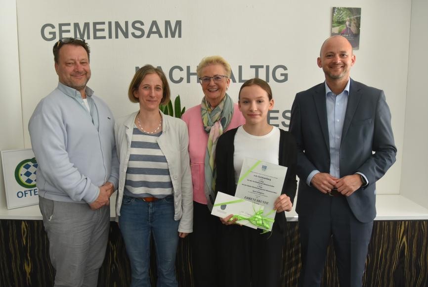 vlnr: Guido Hillengaß (Kulturamt), Steffi Schönenberg, Christine Steffen-Widmann, Jule Schönenberg, Bürgermeister Pascal Seidel