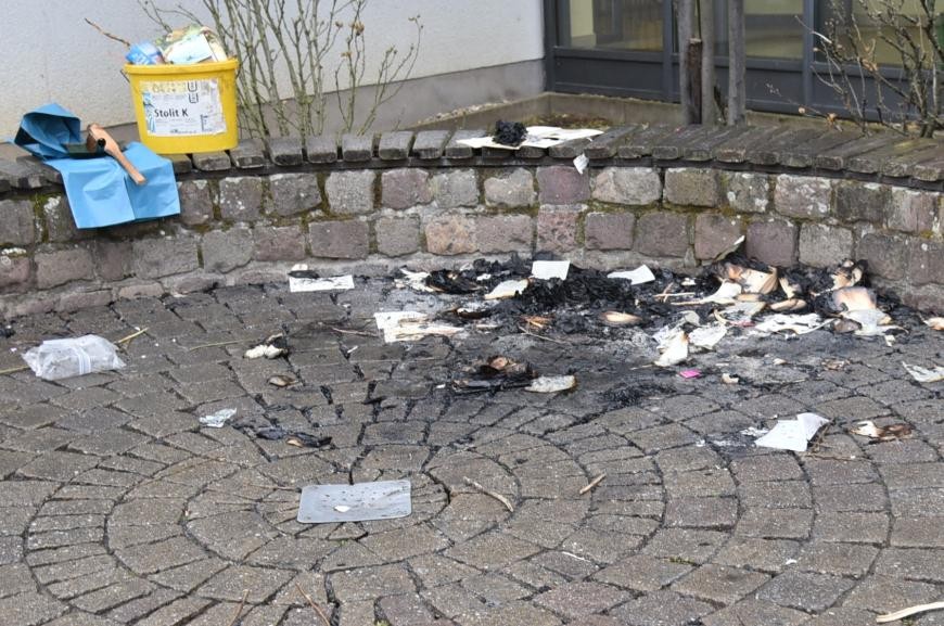 Die Reste des Feuers auf dem Schulhof