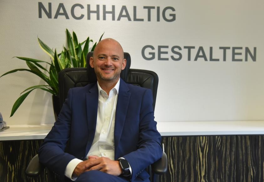 Bürgermeister Pascal Seidel im Amtszimmer am Schreibtisch