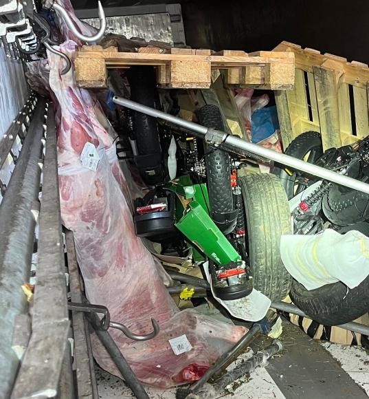 Autobahn-Unfall; Transport von Kalbfleisch zusammen mit diversen Gegenständen die nicht für den Transport zusammen mit Lebensmittel geeignet sind. Bild: Landratsamt RNK 