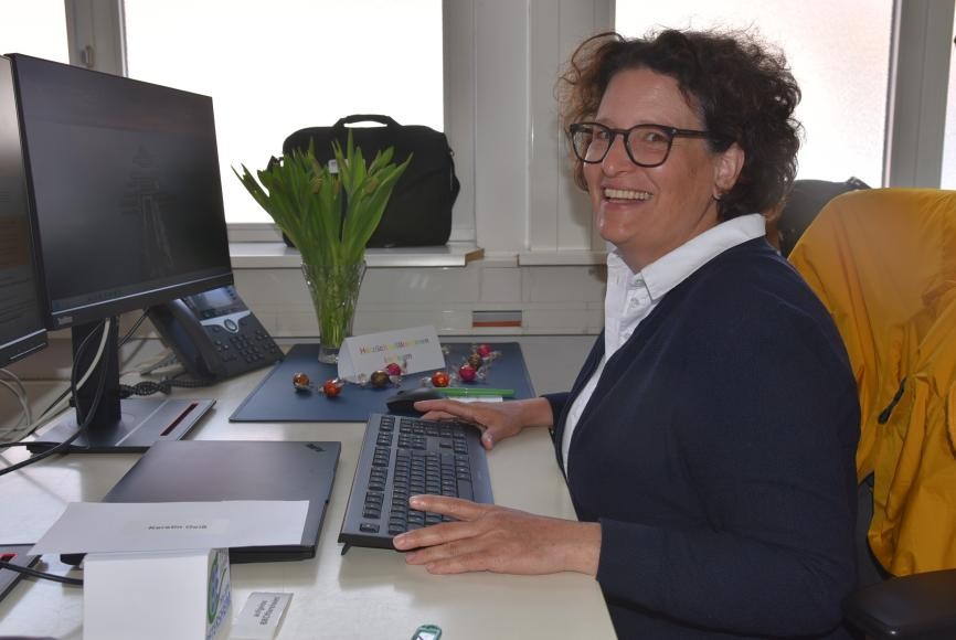 Kerstin Geiß am Schreibtisch