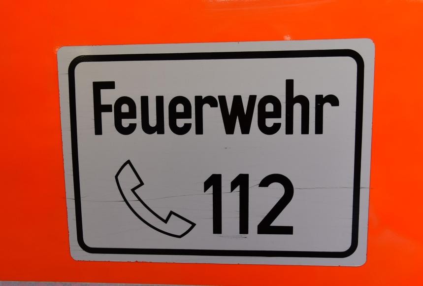 Bild von der Telefonnummer 112 auf dem Feuerwehrauto