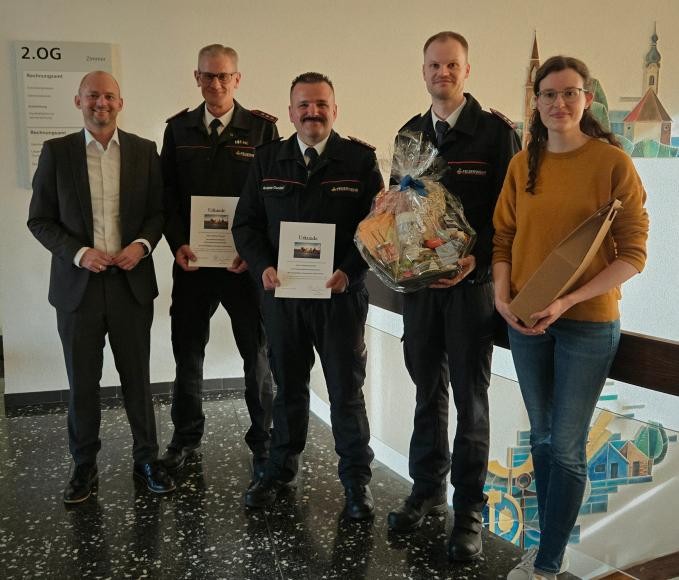 Feuerwehr vlnr: Bürgermeister P. Seidel, M.Nissen, A. Danieli, W. Kollwitz mit Lebensgefährtin Feuerwehr vlnr: Bürgermeister P. Seidel, M.Nissen, A. Danieli, W. Kollwitz mit Lebensgefährtin