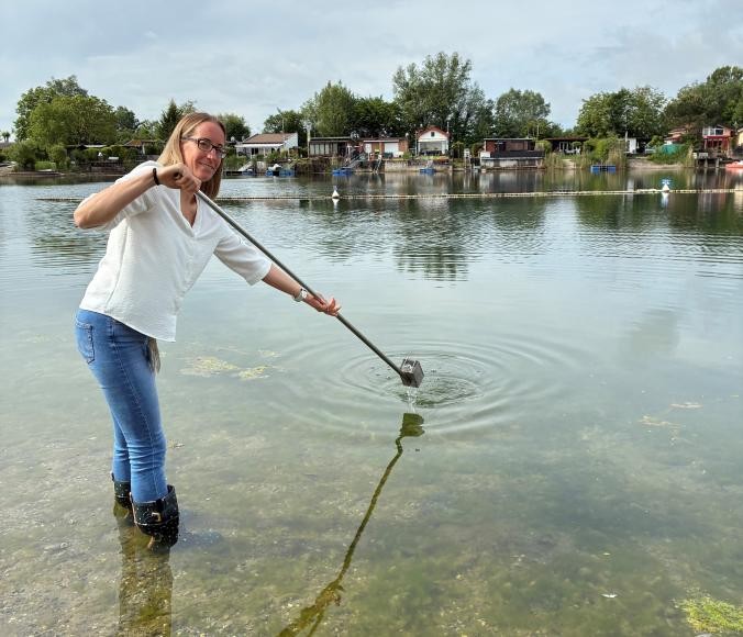 Elisabeth Rudolf vom Gesundheitsamt des Rhein-Neckar-Kreises entnimmt am Hohwiesensee in Ketsch eine Wasserprobe Elisabeth Rudolf vom Gesundheitsamt des Rhein-Neckar-Kreises entnimmt am Hohwiesensee in Ketsch eine Wasserprobe